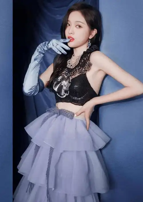 吴宣仪穿透视装拍大片氛围感十足咬手指动作太撩人了