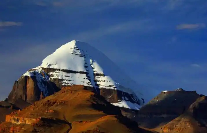 冈仁波齐峰山顶高度海拔6721米,位于西藏阿里普兰县北部,素有"阿里之