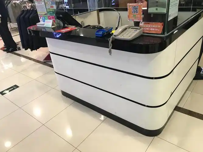 华联所有收银台未张贴活动海报.华联活动物料布置较少,活动氛围不浓厚