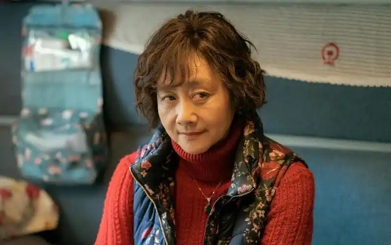 回顾演员黄梅莹命运坎坷嫁给金鑫后苦尽甘来恩爱38年生一子