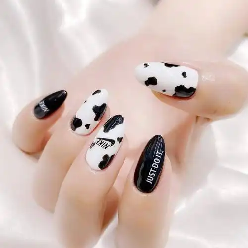 就是牛年美甲最应景的款式了~最近风靡全网的奶牛纹美牛年降至,奶牛纹