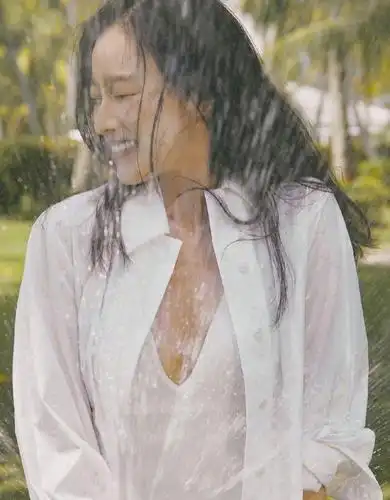 倪妮海边上演"湿身"诱惑太好看!性感又清纯!