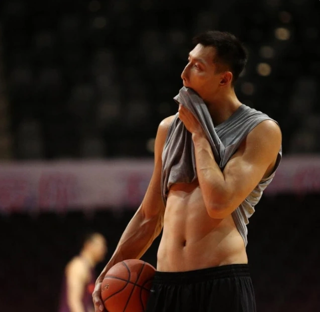 原创中国体坛三大肌肉人:易建联拥有麒麟臂,张伟丽腹肌如钢板