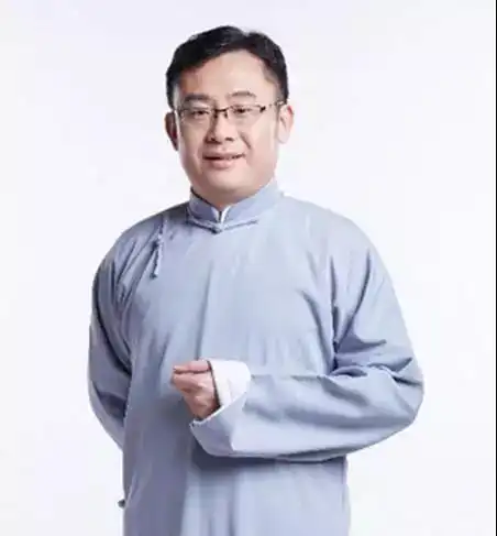 翟国强十一岁拜京剧名家汪芝琳先生学习京剧,后拜师著名相声表演艺术