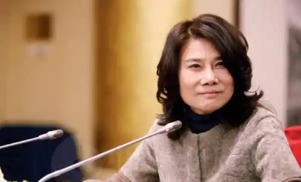 女强人董明珠,铁血手腕,20年不和亲哥来往,拒绝和90岁母亲同住_空调