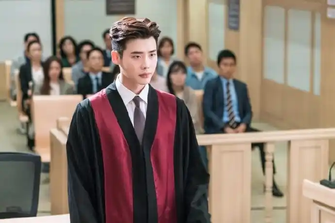 [李钟硕][分享]171102 今晚李钟硕法官服上线 宰璨抓乱头发为哪番?