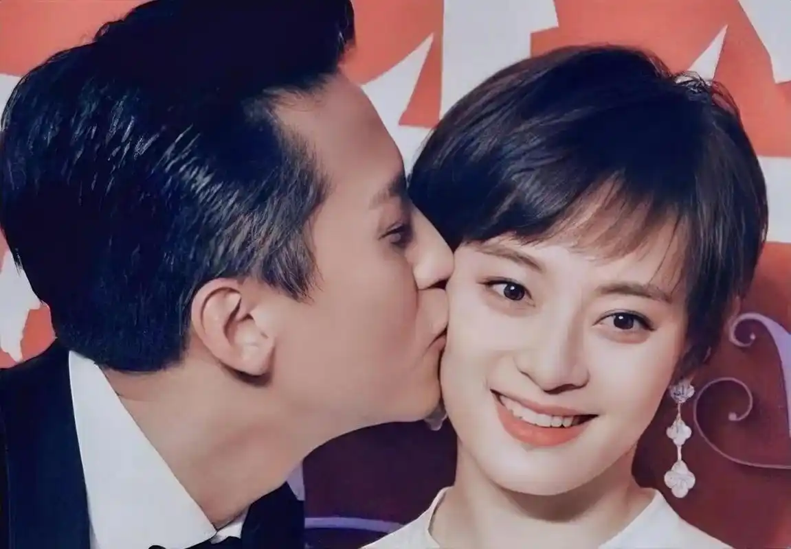 当初,邓超和孙俪秘密在三亚约会,两人海里游玩的照片被曝光,经纪人急