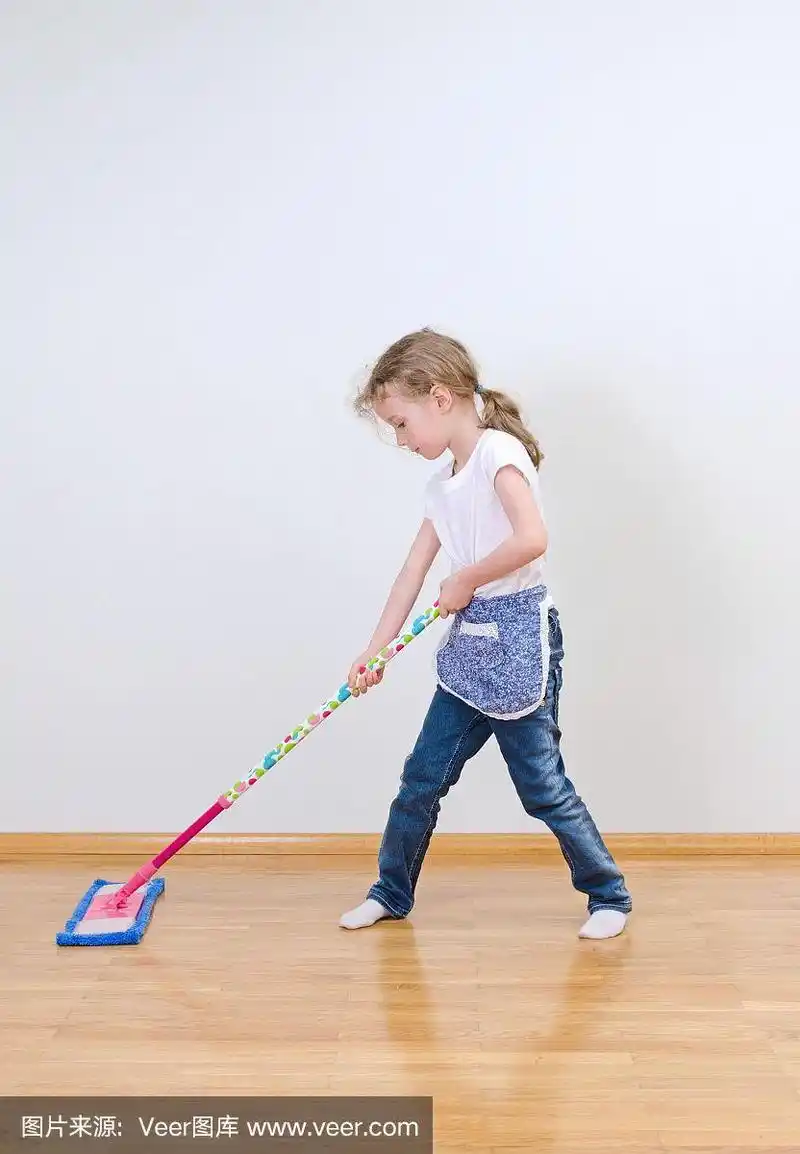 可爱的小女孩在家里拖地.