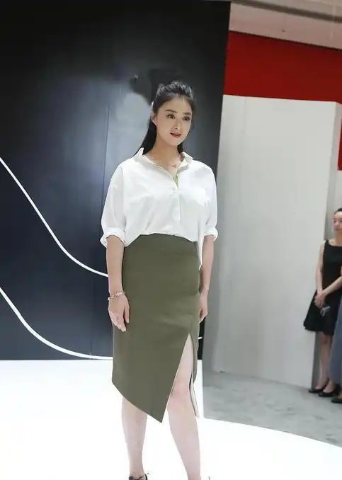 有种富态美叫蒋欣白衬衫配开叉包臀裙简约干练不失女人味