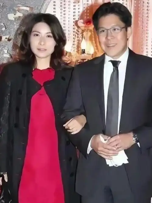 几年前,郭晶晶与霍启刚结婚后出席活动,两人挽着手十分幸福!