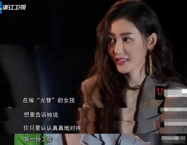 刘诗诗和替身的合影俩人几乎一模一样简直分不清她俩谁是谁了