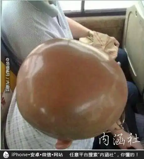 [公交车上一低头,我还以为是颗卤蛋!