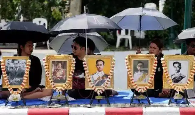 10月26日,泰国已故国王普密蓬火葬大典正式举行,早从22号起,观礼人潮