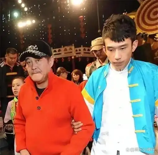 于洋的相貌与众不同,面庞长长的,是一个天生的艺术天才.