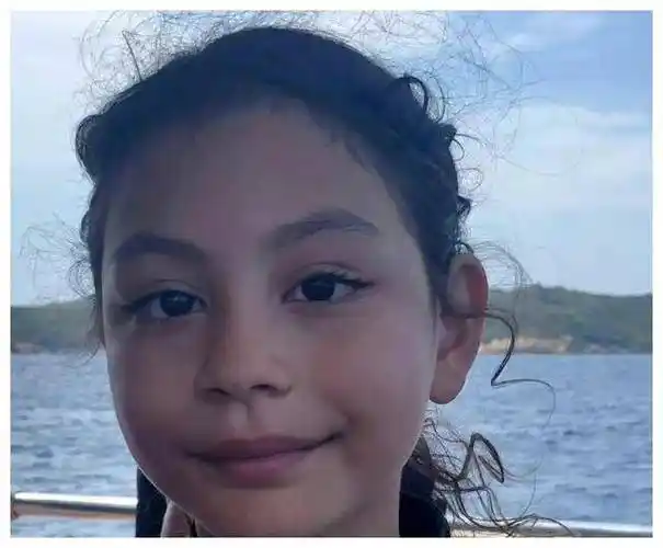 刘烨小女儿霓娜长相被嘲,一口龅牙气质全无,全无混血儿的美感_妮娜