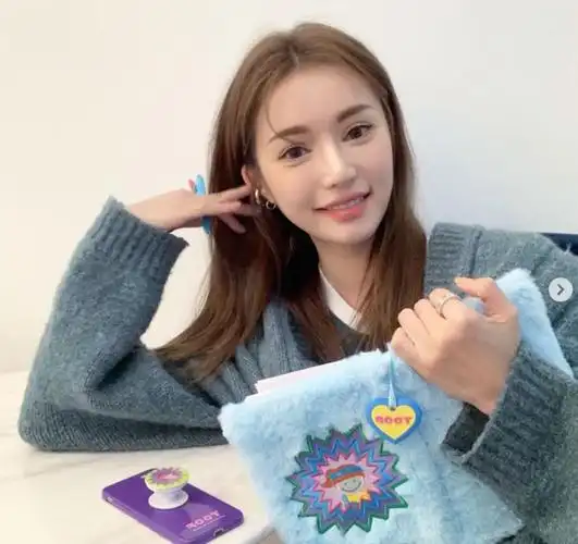 最美网拍模特3ce当家花旦拉个超宽双眼皮都被当成模版