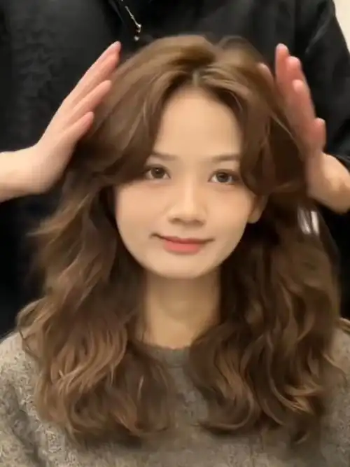 方圆脸女生建议焊在头上的发型法式卷