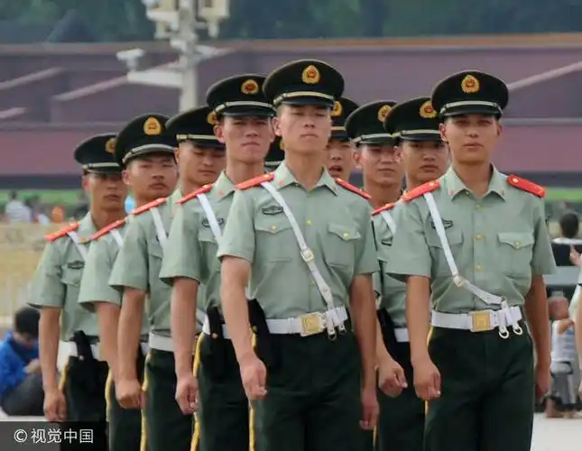 武警官兵冒高温在北京天安门广场站岗值勤
