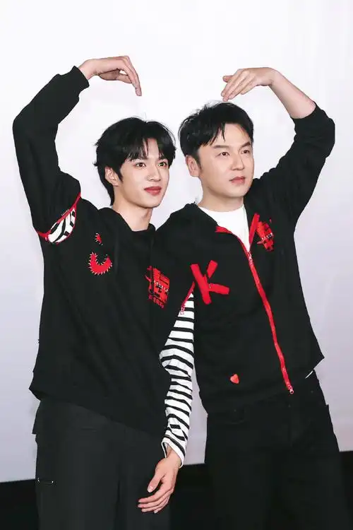 对的不需要道歉##刘耀文送雷佳音衣服##刘耀文已经会cue比心流程了