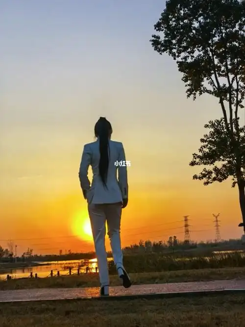 你向着太阳,便迎着光…#太阳  #正能量  #女性智慧  #励志  #西装