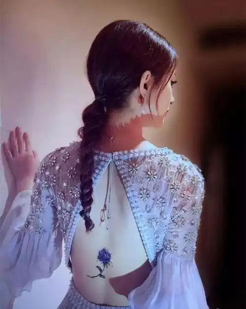 素颜都美到发光的杨幂,除了大胸,长腿,"蚂蚁腰",竟然还有