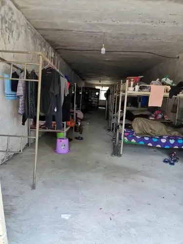 民工集体宿舍,多人共住,令人心酸.