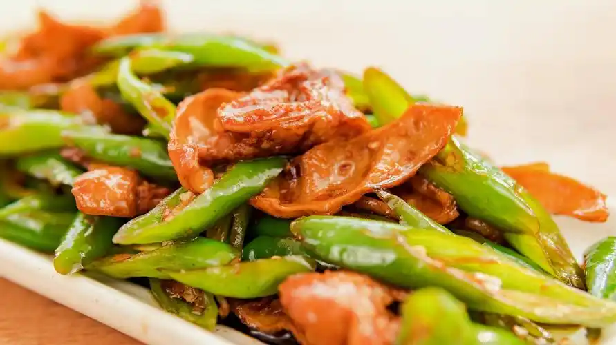 data-id="gn7zmbb6ha">尖椒烧肥肠是一道家常菜肴,主要成分有卤猪大肠