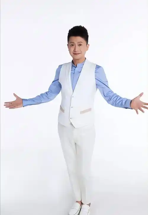 电视主持人杨帆一家四口幸福美满,就是大女儿让我"头疼"_父亲_小号