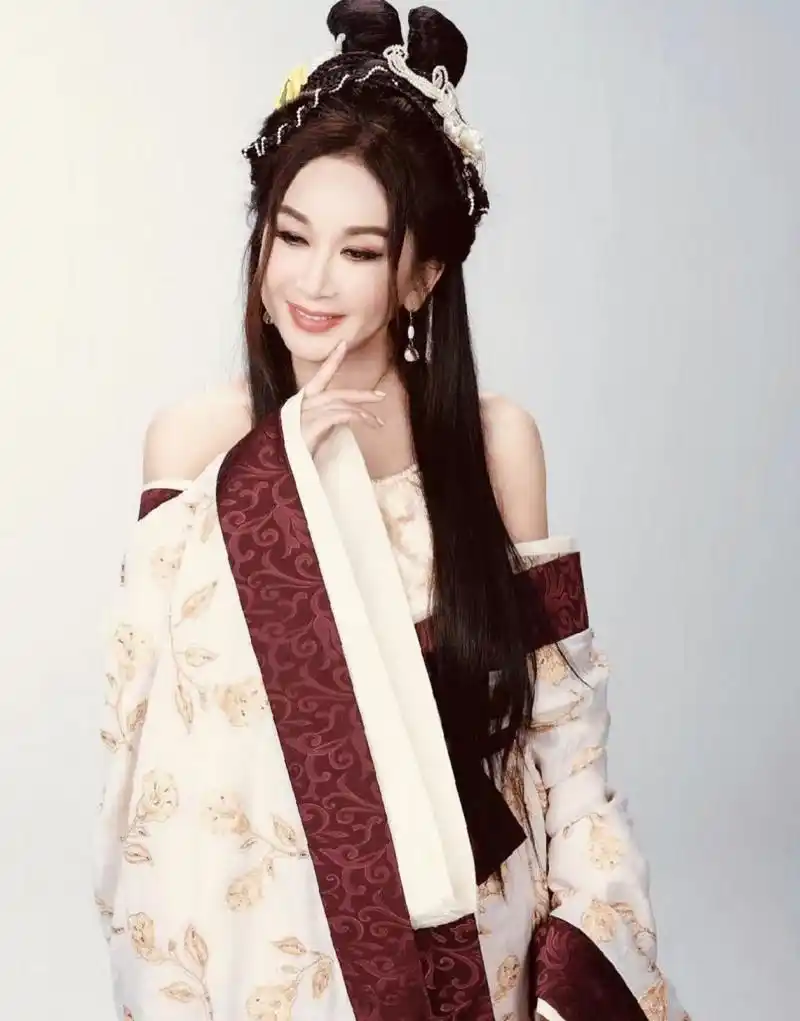 56岁香港女星温碧霞因演出2001年港剧《封神榜》受封"最美妲己",多年