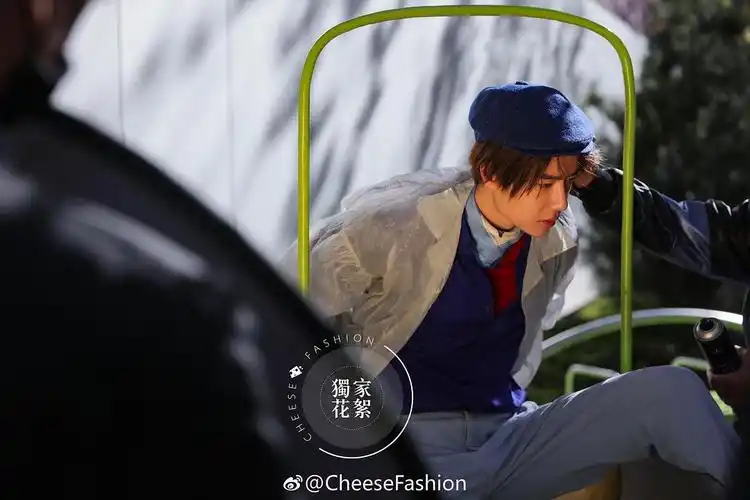 942017年12月.《我们的街拍时刻》20岁的王一博可以有多潮?