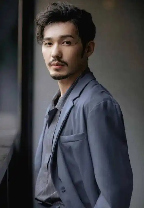 母亲是著名演员,父亲上亿家产,他却跑龙套10年,33岁终成实_白宇_表演