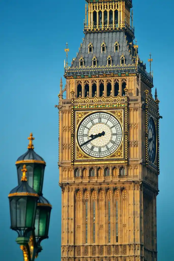 大笨钟特写,与老式路灯柱子在伦敦大笨钟特写.