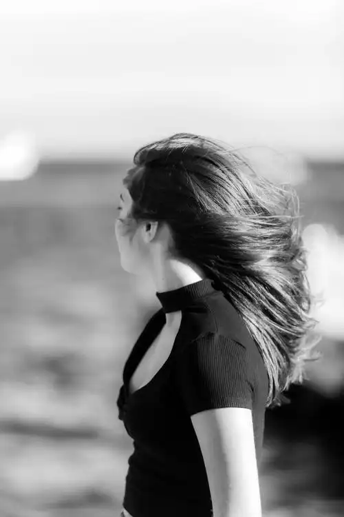 唯美黑白风侧颜美女图片,高清图片