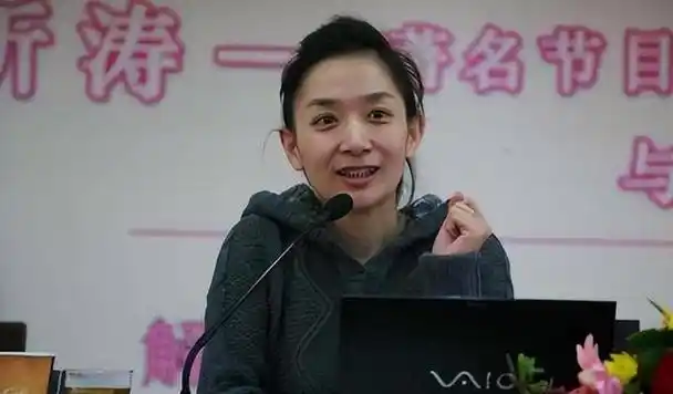 主持人王芳29岁嫁大15岁教授31岁独自产检生女她如今怎样了