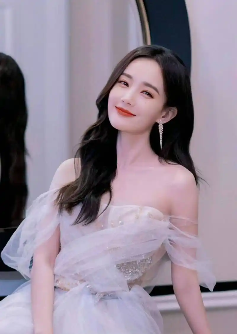 作为一位年轻的演员,李一桐展现出了强大的演技实力.