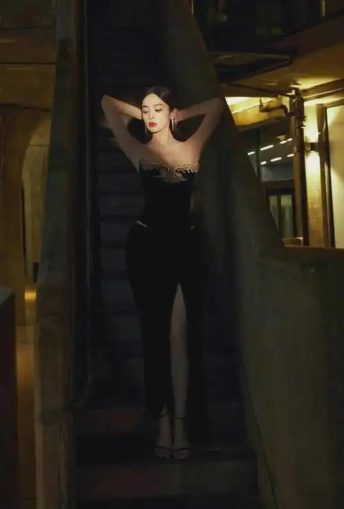 被古力娜扎机场街拍惊艳到了简约黑酷装舒适时尚又好看