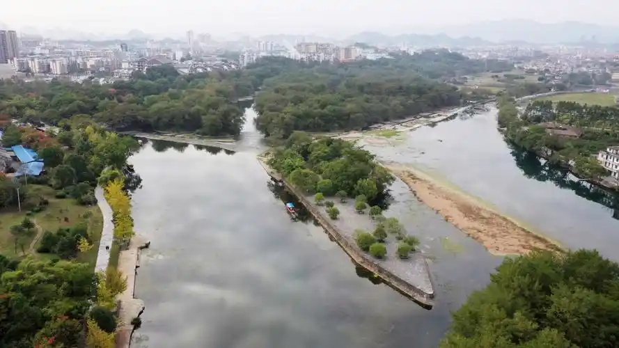 广西的灵渠是世界上最古老的人工运河之一,至今仍发挥着农田灌溉,排洪