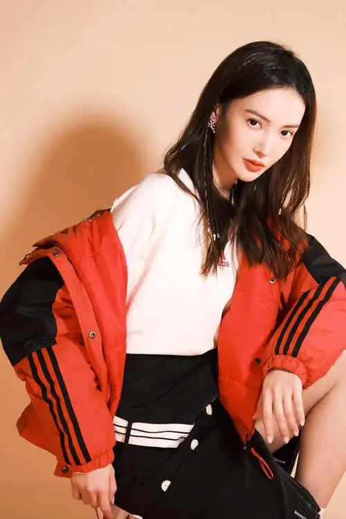 学金晨穿红色系运动装,红红火火过大年