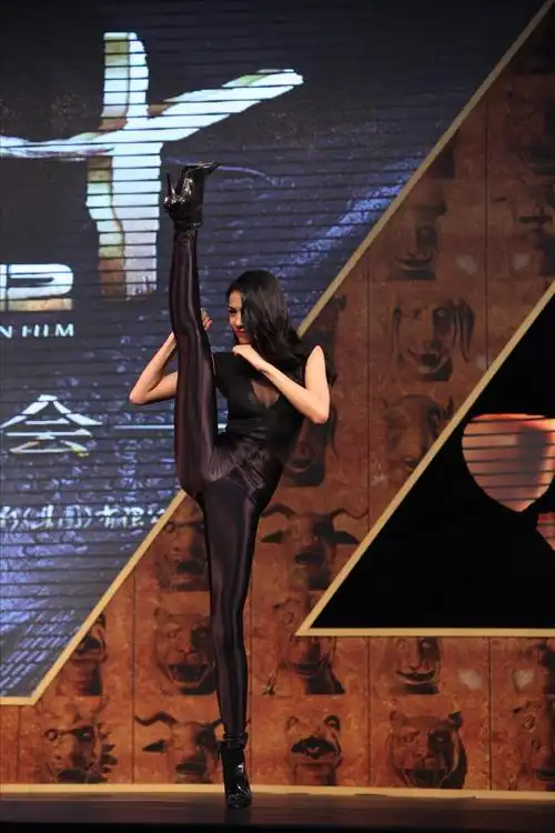 张蓝心曾出演成龙导演并主演的电影作品《十二生肖》一举成名,被称为"