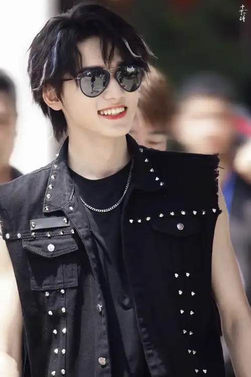 宋亚轩萌探探探案##宋亚轩无袖造型