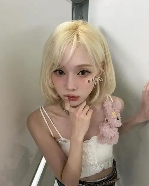 金玟庭金色短发