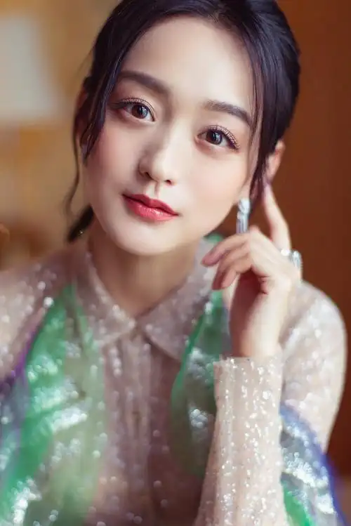 2022年丨何泓姗代言费丨代言两年多少