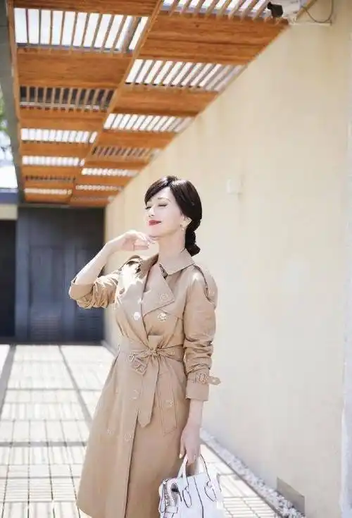 70岁雅芝也玩"下半身失踪",穿卫衣 短裤超减龄,高调秀大长腿_赵雅芝