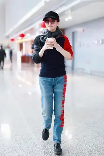 许晴机场漫步拼色毛衣配印花牛仔裤长腿细腰身材惹人羡慕