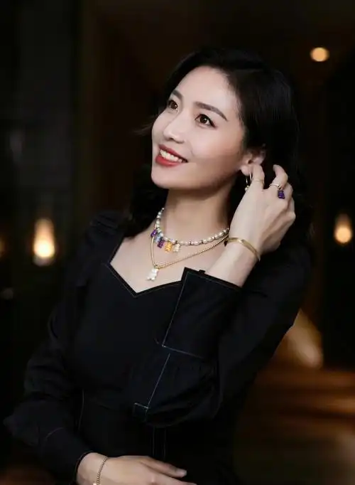 真漂亮!女排女神魏秋月晒自拍:魏秋月笑容灿烂,貌美如花