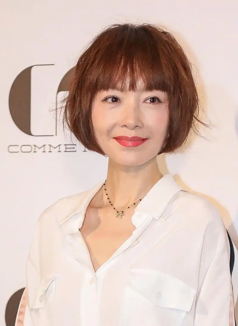 鲁豫红唇靓丽太时髦,红毯秀白色套装超减龄,49岁活出了高级感