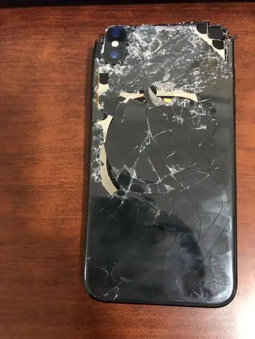 买得起却修不起:iphonex被媳妇砸成这样真没法修