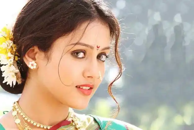 印度美女来中国旅游晚上去夜市玩皱眉中国食物真的太脏了