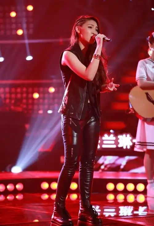 阎奕格2010年以踢馆歌手身份参加《超级星光大道第六季》比赛,因出色