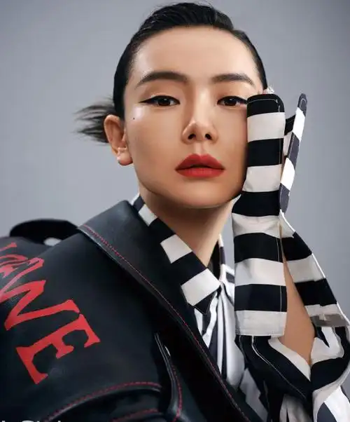 戚薇回应"男人装"杂志封面:有过之,而无不及!